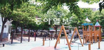 주민들의 노력 덕분에 기피 공간에서 쉼터로 변한 서울 중랑구 면목동 오거리공원에
는 잘 정비된 놀이기구가 들어섰다. 장승윤 기자 tomato99@donga.com
