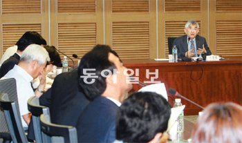 껄끄러운 강연? 최장집 고려대 명예교수(오른쪽 위)가 19일 서울 여의도 국회 의원회관에서 열린 국회민생포럼 간담회에 참석해 특별강연을 하고 있다. 김동주기자zoo@donga.com