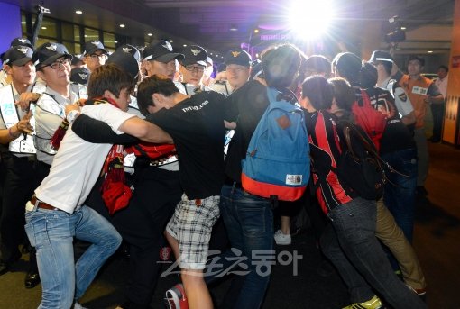 FC서울 서포터들이 경기 후 주차장으로 난입해 구단 버스를 가로막자 경찰이 나서서 제지하고 있다. 상암｜박화용 기자 inphoto@donga.com 트위터 @seven7sola