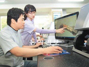 대구 동구 신천동 명문덴탈 디자인센터에서 직원들이 컴퓨터 설계 시스템을 활용해 새로운 치아보철물을 설계하고 있다. 장영훈 기자 jang@donga.com