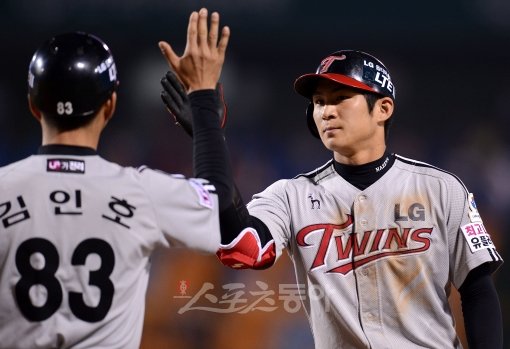 21일 대전 한밭야구장에서 열린 2012 프로야구 8위 한화이글스 대 5위 LG트윈스 경기 8회초 무사 만루 LG 오지환이 2타점 좌전 안타를 친 후 1루에서 하이파이브 하고 있다. 대전｜김종원기자 won@donga.com 트위터 @beanjjun