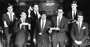 1984년 밋 롬니(가운데)가 투자회사 베인캐피털을 세운 후 창립멤버들과 찍은 사진.
워싱턴포스트 홈페이지
