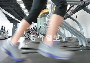 운동중독, 이것이 의외로 상당히 위험하다. 지나치면 안하는 것만 못하다고, 심할 경우 몸은 물론 마음까지 황폐하게 만든다. 김미옥 기자 salt@donga.com