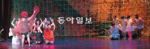 22일 경기 가평군 문화예술회관 대공연장에서 지역 학생들이 동화 ‘미운 오리 새끼’를
각색한 연극 ‘아름다운 별리’를 선보이고 있다. 가평=조영달 기자 dalsarang@donga.com