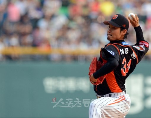 지난 2년간 ‘2군 선수’로 분류됐던 이용훈은 지난해 퓨쳐스리그에서 퍼펙트게임을 통해 자신감을 얻었다. 24일 잠실 LG전에서 
7회 1사후까지 퍼펙트 피칭을 펼친 이용훈의 역투 모습. 대기록 달성은 이루지 못했지만, 그의 투구는 위대하고 완벽했다.  박화용
 기자