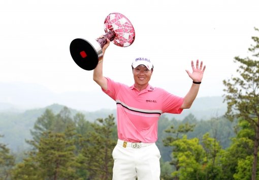 이인우가 24일 열린 한국프로골프투어 상반기 마지막 대회 볼빅-힐데스하임 오픈에서 2005년 이후 7년 만에 두 번째 우승을 차지한 뒤 기뻐하고 있다. 사진제공｜KGT