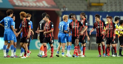 24일 오후 서울 상암동 월드컵경기장에서 열린 '현대오일뱅크 K리그 2012' 서울 FC와 울산 현대의 경기에서 양팀 선수들이 1-1로 무승부를 기록하며 서로 격려하고 있다. 상암｜김민성 기자 marineboy@donga.com 트위터 @bluemarine007