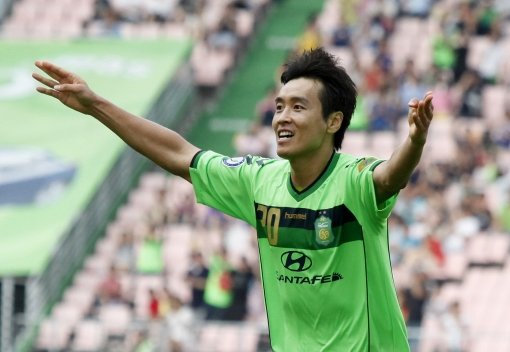 전북 이동국이 24일 전주월드컵경기장에서 열린 경남과의 K리그 경기에서 해트트릭을 완성한 뒤 두 팔을 크게 벌리고 환호하고 있다.사진제공｜전북 현대