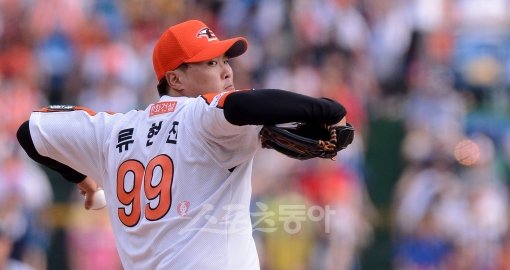 24일 대전 한밭야구장에서 열린 2012 프로야구 8위 한화이글스 대 4위 두산베어스 경기에 선발  등판한 한화 류현진이 역투하고 있다. 대전｜김종원기자 won@donga.com 트위터 @beanjj