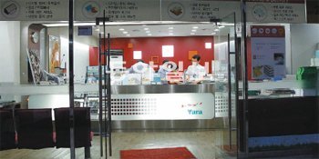 21일 오후 11시 서울 중구 을지로1가에 있는 타라그래픽스 시청점에서 직원들이 환하게 불을 밝힌 채 인쇄작업을 하고 있다. 주변 사무실은 대부분 불이 꺼졌다. 김재명 기자 base@donga.com