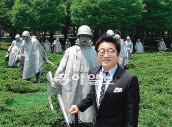 23일 미국 워싱턴 한국전쟁기념공원 내 조형물 앞에 선 심상돈 카투사전우회장. 심상돈 씨 제공