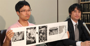 재일교포 사진작가 안세홍 씨가 조선인 일본군 위안부 할머니들 사진을 펼쳐 보이고 있다. 아사히신문 홈페이지