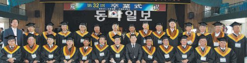 6·25전쟁으로 졸업장을 받지 못한 62년 전 인천 송도고 재학생들이 25일 뒤늦은 졸업식을 갖고 기념촬영을 했다. 이날 졸업식에는 당시 송도중 6학년(현 고교 3학년)생 197명 중 30명만 참석했다. 송도고 제공