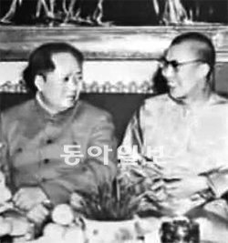 달라이 라마(오른쪽)와 마오쩌둥 전 중국 국가주석이 1956년 만찬 자리에서 환담을 나누는 모습. BBC화면 촬영
