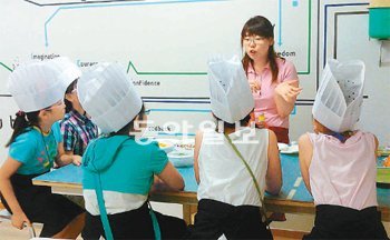 24일 서울 강동구 명일동 진로직업체험지원센터 ‘상상팡팡’ 다목적실에서 학생들이 파티시에(제과제빵사)와 함께 생일파티 기획 체험을 하고 있다. 강동구 제공