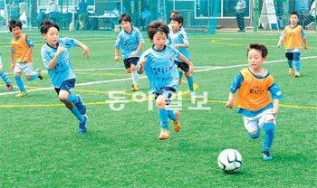 대표적인 어린이 상처 치료제 후시딘 제조업체인 동화약품은 어린이 축구교실을 후원하고 있다. ‘후시딘과 함께하는 홍명보 축구교실 페스티벌’에 참가한 유소년 학생들이 경기를 하고 있다. 동화약품 제공