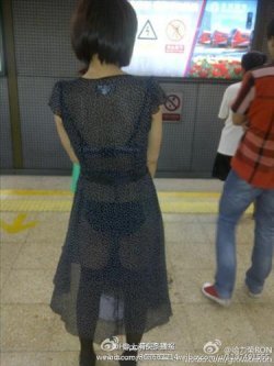중국 상하이지하철공사가 여성 승객들에게 복장에 주의하라며 부적절한 의상의 예로 제시한 사진(출처: 상하이지하철제2운영공사 웨이보)
