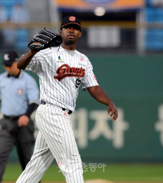 26일 저녁 부산 사직야구장에서 열린 2012프로야구 롯데와 한화의 경기에서 롯데 선발 투수 유먼이 6회초 이닝을 마치고 덕아웃으로 들어오고 있다. 사직ㅣ박화용 기자 inphoto@donga.com 트위터 @seven7sola