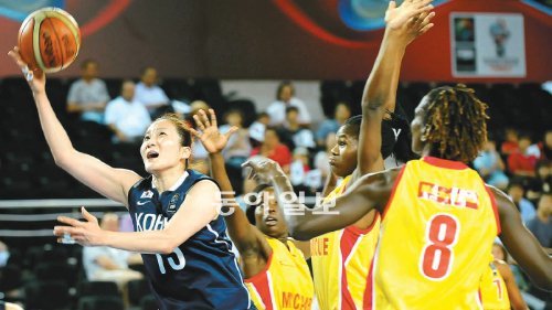 한국 여자 농구대표팀의 ‘미녀 리바운더’ 신정자(왼쪽)가 26일 터키 앙카라에서 열린 2012년 런던 올림픽 최종 예선 C조 1차전 모잠비크와의 경기에서 상대 수비를 뚫고 레이업슛을 시도하고 있다. 그는 25득점, 11리바운드, 3어시스트로 맹활약하며 한국의 71-65 승리를 이끌었다. 바스켓코리아 제공