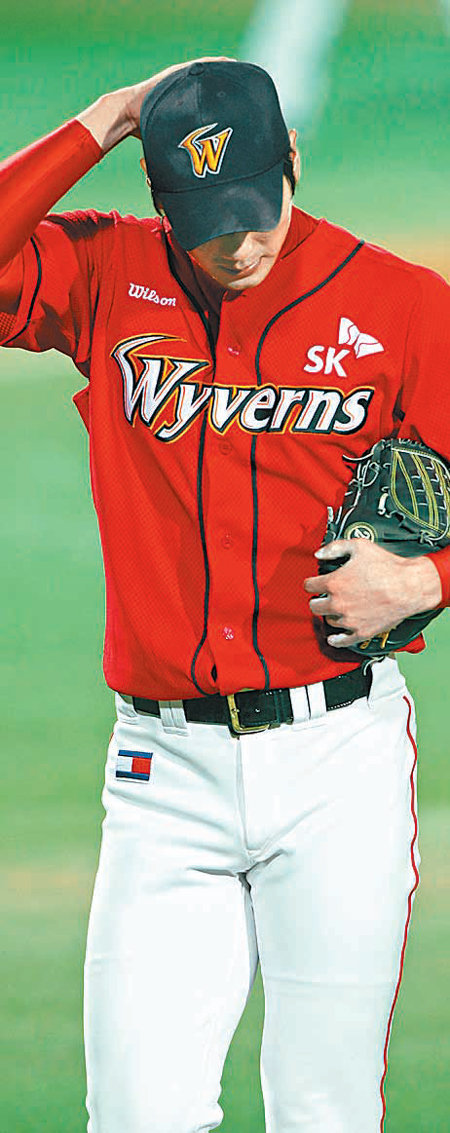 “안 풀리네” SK의 김광현이 26일 대구 삼성전 5회 최형우를 내야땅볼로 처리한 뒤 강판되고 있다. 대구=연합뉴스