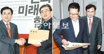“대법관 4명 임명동의안 처리 부탁합니다” 새누리당 이한구 원내대표(왼쪽 사진의 오른쪽)와 민주통합당 박지원 원내대표(오른쪽 사진의 왼쪽)가 26일 국회를 방문한 차한성 법원행정처장으로부터 대법관 후보자 4명에 대한 임명동의안 처리를 요청하는 내용이 담긴 서류를 받고 있다. 차 처장은 다음 달 10일 퇴임하는 대법관의 공백을 우려하며 조속한 처리를 촉구했다. 김동주 기자 zoo@donga.com