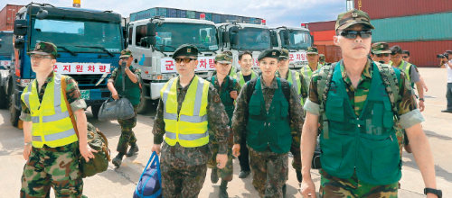 軍 수송차량 투입 화물연대 총파업 이틀째인 26일 오후 물류 수송을 지원하기 위해 국방부가 투입한 군 
운송차량이 경기 의왕시 의왕내륙컨테이너기지에 집결하고 있다. 국방부는 국토해양부의 요청에 따라 군 위탁 컨테이너 차량 100대를 
부산항, 의왕ICD, 광양항에 각각 투입했다. 의왕=양회성 기자 yohan@donga.com