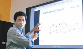 구글에 8명밖에 없는 펠로(수석연구원) 가운데 한 명인 벤 곰스 검색담당 부사장이 구글 검색의 원리에 대해 설명하고 있다.