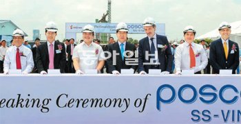 포스코가 27일 베트남에서 연산 100만 t 규모의 형강·철근 생산공장 착공식을 가졌다. 왼쪽부터 떵웬뚜은민 베트남 붕따우 당 서기장, 오재학 주호찌민 총영사, 호앙쭝하이 베트남 부총리, 정준양 포스코 회장, 로렌조 안젤로니 주베트남 이탈리아 대사, 떵웬껌뚜 베트남 상공부 차관, 베네데티 잔피에트로 다니엘리 회장. 포스코 제공