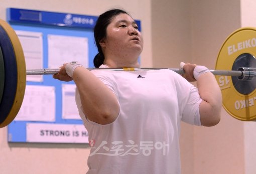 몸도 마음도 비운 장미란은 올림픽 여자 역도 2연패에 도전한다. 런던올림픽 개막 D-30 미디어데이 행사가 열린 27일에도 장미란이 훈련에 열중하고 있다. 태릉｜김종원 기자