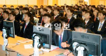북한의 한 대학 강당에서 강의를 듣고 있는 북한 학생들. LG 모니터 수십 대가 눈길을 끈다. 대북소식통 제공