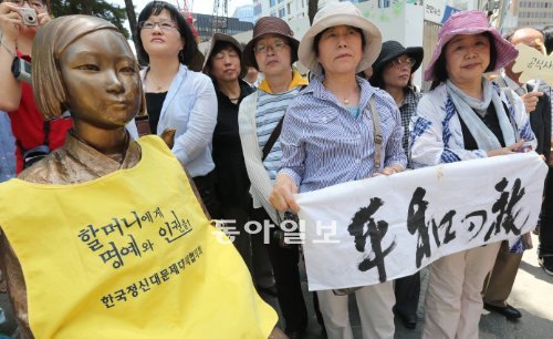 ‘소녀상’ 찾은 일본인들… “평화를” 27일 오후 서울 종로구 중학동 주한 일본대사관 앞에서 열린 정기 수요집회를 찾은 일본인들이 ‘평화의 여행’이라고 적힌 플래카드를 들어 보이고 있다. 김미옥 기자 salt@donga.com