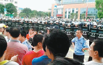 중국 남부 광둥 성의 한 마을에서 25, 26일 농민공들의 대규모 유혈시위가 발생했다. 진압 경찰이 시위대를 막고 있는 가운데 경찰이 농민공들을 설득하고 있다. 사진 출처 둬웨이망