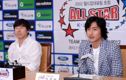안정환 K리그 명예 홍보팀장(오른쪽)이 28일 축구회관에서 K리그 올스타전에 출전할 팀2002의 출전 선수 명단을 발표하고 있다.
 왼쪽은 팀2012를 이끌 신태용 감독. 김종원 기자 won@donga.com 트위터 @beanjjun