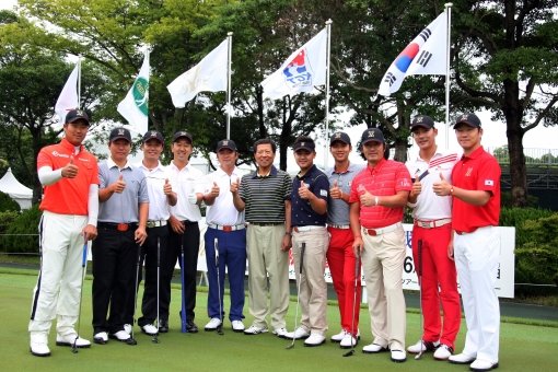 조태운 단장(사진 가운데)을 비롯한 한국 선수들이 29일 시작하는 밀리언야드컵 한일 프로골프 국가대항전을 하루 앞두고 연습라운드 뒤 선전을 다짐하고 있다. 사진제공｜KGT