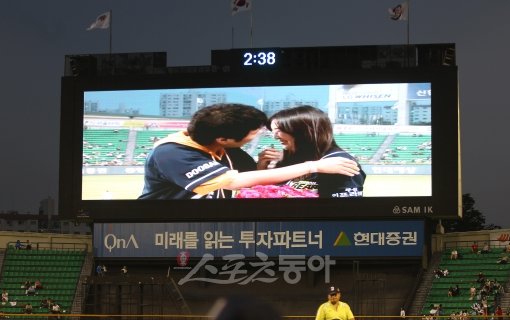 야구장 전광판은 홍보의 최전선이자 팬 서비스를 위한 공간이다. 키스타임과 같은 장면을 연출해 야구장을 로맨틱한 장소로 바꿔놓기도 한다. 스포츠동아DB