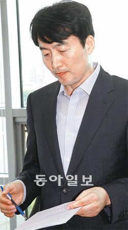 입 꾹 다문 이석기 통합진보당 이석기 의원이 29일 국회 의원회관 사무실에서 기자들의 질문에 답하고 있다. 새누리당과 민주통합당이 이석기, 김재연 의원 퇴출 절차에 속도를 내는 가운데 이 의원은 결백을 주장하며 사퇴를 거부하고 있다. 전영한 기자scoopjyh@donga.com