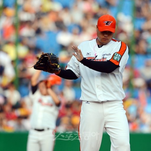 1일 대전 KIA전에 선발 등판한 류현진이 6회초 1사 1루서 포수 송구 실책으로 주자가 3루까지 진루하자 고개를 숙인 채 
괜찮다는 몸짓을 취하고 있다. 대전 ｜ 박화용 기자 inphoto@donga.com 트위터 @seven7sola