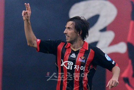 1일 서울월드컵경기장에서 열린 프로축구 2012 현대오일뱅크 K-리그 19라운드 FC서울 대 광주FC 경기에서 후반전 FC서울 데얀이 패널티킥으로 재역전에 성공한 후 기뻐하고 있다. 상암｜김종원기자 won@donga.com 트위터 @beanjjun