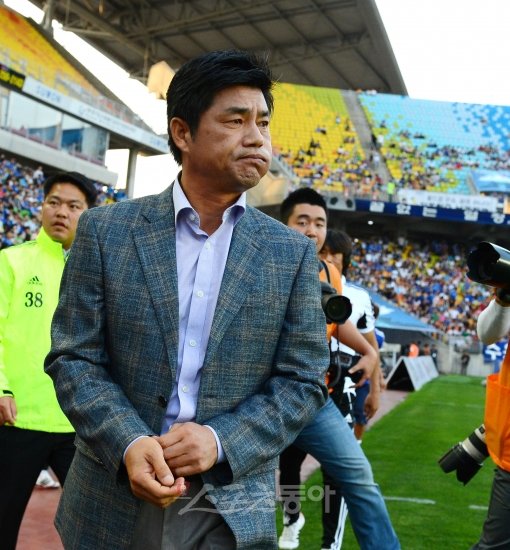 수원이 포항에 0-5의 대패를 당했다. 침울한 표정의 수원 윤성효 감독. 스포츠동아 DB