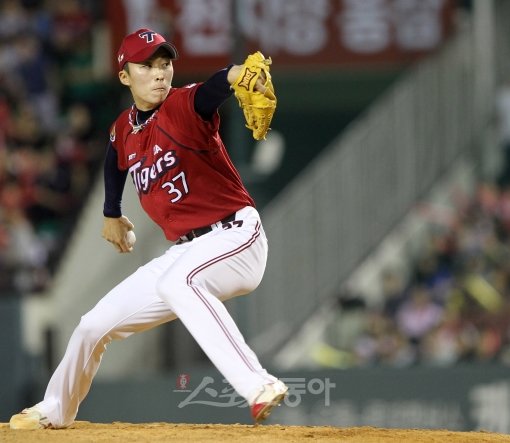 KIA 신인 투수 박지훈은 늘 담담하다. 프로 첫 승을 올렸을 때도, 위기 상황에서 마운드에 올라가 실점했을 때도, 표정에 변화가 없다. 그만큼 냉정한 승부사 기질이 돋보인다. 박지훈은 스포츠동아와의 트위터 인터뷰에서도 성격대로 차분하게 팬들의 질문에 답해나갔다. 스포츠동아DB