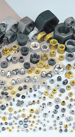 삼진정공에서 만드는 너트 종류만 2000가지가 넘는다. 충남 천안과 울산에 있는 두 공장에서 월평균 생산하는 너트만 3억5000만 개로 국내 최대 규모다. 천안=강홍구 기자 windup@donga.com