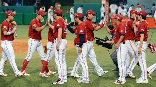 1일 오후 대전 한밭야구장에서 열린 2012프로야구 한화와 KIA의 경기에서 KIA가 2-1로 1점차 승리를 거두고 파죽에 7연승을 질주했다. 경기종료 후 KIA 선수단이 승리의 기쁨을 나누는 가운데 한화 선수단이 덕아웃을 빠져나가고 있다. 대전ㅣ박화용 기자 inphoto@donga.com 트위터 @seven7sola