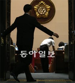 문 활짝 열린 국회 19대 국회 개원을 하루 앞둔 1일 국회 사무처 직원들이 본회의장에서 개원식 준비를 하고 있다. 국회는 2일 본회의를 열어 국회의장단을 선출한다. 변영욱 기자 cut@donga.com