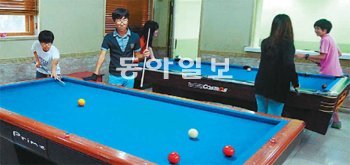 서울 중랑구 봉화중의 특별활동실. 당구대, 보드게임판, 오목판을 들여놓았다. 학생들이
스트레스를 잘 풀면 학교폭력을 줄일 수 있을 것 같아 이번 학기에 만들었다. 이 학교는
4월 학교폭력 실태조사에서 피해율이 37.8%로 나왔다. 김도형 기자 dodo@donga.com