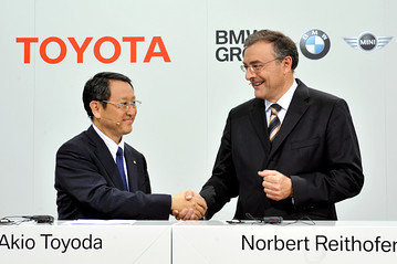 협력발표 기자회견장에서 악수를 나누는 도요타자동차 사장 도요타 아키오(Akio Toyoda)(좌)와 노르베르트 라이트호퍼 (Norbert Reithofer) BMW 회장(우). 사진=월스트리트저널
