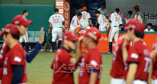 1일 오후 대전 한밭야구장에서 열린 2012프로야구 한화와 KIA의 경기에서 KIA가 2-1로 1점차 승리를 거두고 파죽에 7연승을 질주했다. 경기종료 후 KIA 선수단이 승리의 기쁨을 나누는 가운데 한화 선수단이 덕아웃을 빠져나가고 있다. 스포츠동아DB