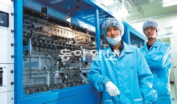 경기 시흥시 한국산업기술대 대학원생들이 유기화합물 증착장비로 발광다이오드(LED)를 개발하고 있다. 이 대학은 산업단지 입주기업에 ‘젊은 피’를 공급하는 역할을 하고 있다. 한국산업기술대 제공