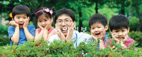 박주영 금융위원회 서민금융과 서기관(가운데)이 첫째 쌍둥이인 아들 성열과 딸 시윤, 둘째 아들 쌍둥이인 재민과 재윤(왼쪽부터)과 함께 서울 영등포구 여의도공원에서 활짝 웃고 있다. 박영대 기자 sannae@donga.com