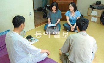 부산 북구 희망복지지원단 소속 공무원들이 사례관리 대상자 집을 방문해 애로사항을
파악하고 있다. 부산시 제공