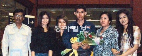 2011년 한국으로 산업연수를 떠나는 오빠 커비숏 씨(왼쪽에서 네 번째)를 배웅하기 위해
캄보디아 공항에 부모, 여동생과 함께 나온 키소카 씨(왼쪽에서 세 번째). 키소카 씨 제공